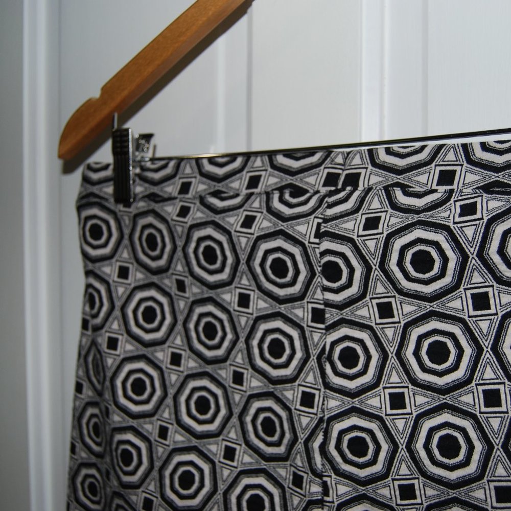 Joseph Ribkoff printed capri pants - Picture 4 of 6
